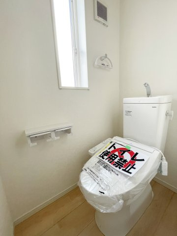新築戸建・新築建売　いわき市小名浜南富岡第1　小名浜西小・小名浜第一中のトイレ|小窓付きで自然光が入る明るくて爽やかなトイレ空間です！