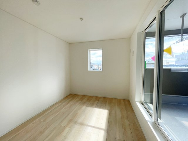 新築戸建・新築建売　いわき市小名浜南富岡第1　小名浜西小・小名浜第一中の洋室|ホワイトベースの爽やかな洋室！2面採光で日差しがしっかり入り、朝もすっきり目覚められます♪