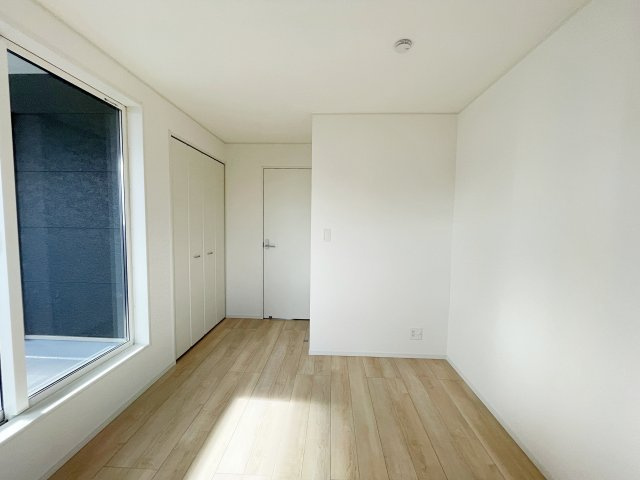 新築戸建・新築建売　いわき市小名浜南富岡第1　小名浜西小・小名浜第一中の洋室|インナーバルコニーに出られ、二面採光で明るく風通しの良い快適な洋室空間です！