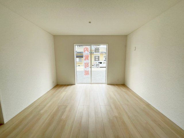 新築戸建・新築建売　いわき市小名浜南富岡第1　小名浜西小・小名浜第一中の居間・リビング|ホワイトを基調とした明るく開放的なLDKです！