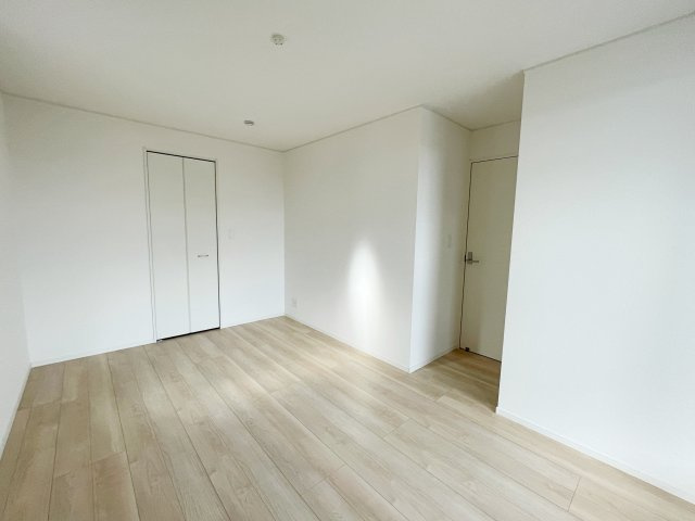 新築戸建・新築建売　いわき市小名浜南富岡第1　小名浜西小・小名浜第一中の洋室|2面採光で明るい洋室です！ホワイト基調の爽やか空間からインナーバルコニーにも出られます♪