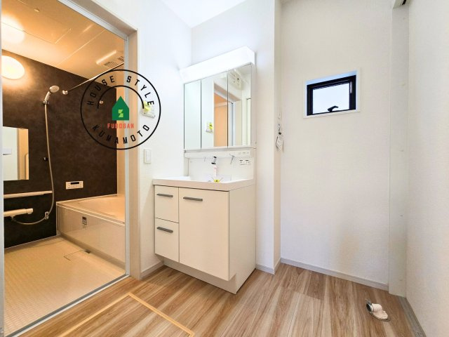 熊本市中央区帯山3丁目第2-1棟(1号棟)の脱衣所|ゆとりの洗面スペースで朝の身支度もスムーズに。暮らしを快適に変えるシャワー付洗面台です！