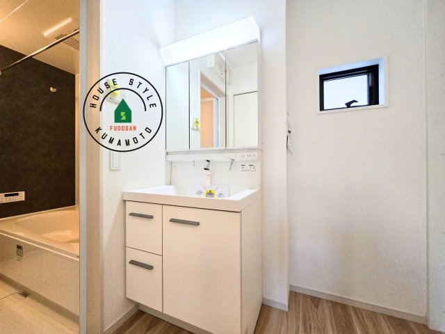 熊本市中央区帯山3丁目第2-1棟(1号棟)の独立洗面台|毎日使うものだから清潔な空間を保ちたい水回り。洗面にはそんな願いを解消させてくれる収納アイデアが満載です。三面鏡の裏側にはキャビネットが現れ小物から背の高い物まで収納できます。