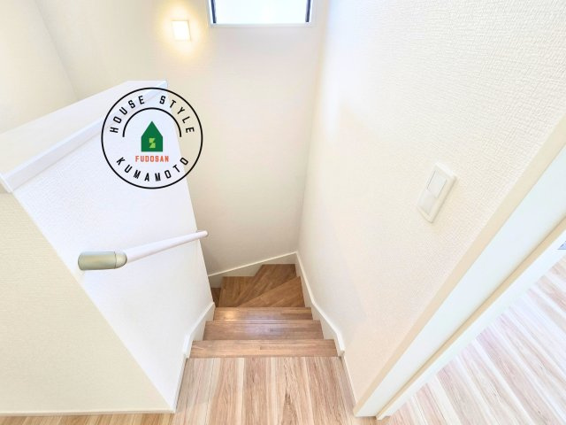 熊本市中央区帯山3丁目第2-1棟(1号棟)の内装|＜手すり付階段＞手すりがないと階段の昇り降りで危険なことはもちろん、壁に手をつきながら歩くことで壁紙が汚れやすくなります。すべての方に快適に昇り降りしていただくため、手すりを設置しました。