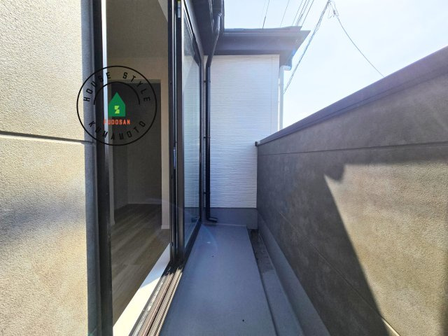 熊本市中央区帯山3丁目第2-1棟(1号棟)のバルコニー|風をしっかりと感じられるバルコニーでは、毎日が洗濯日和です。広々としているので洗濯も楽しくなるでしょうし、気分転換にバルコニーからの眺めを楽しむのもいいでしょう。