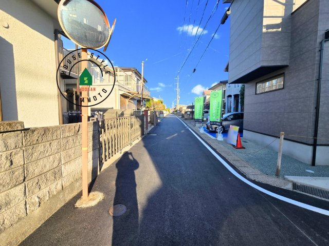 熊本市中央区帯山3丁目第2-1棟(1号棟)の前面道路含む現地写真|前面道路は閑静な住宅地をはしる車通りの少ない道路。お車の出し入れが苦手なママや小さなお子様にも安心ですね。しっかり舗装もされているので、ベビーカーや自転車で通っても快適に通行できます。