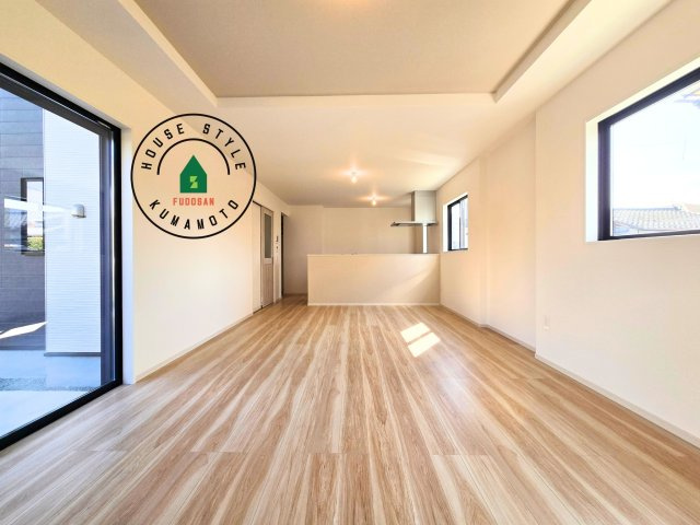 熊本市中央区帯山3丁目第2-1棟(1号棟)の居間・リビング|キッチンからリビングをしっかり確認できます。家族の笑顔があふれる空間になりそうですね。