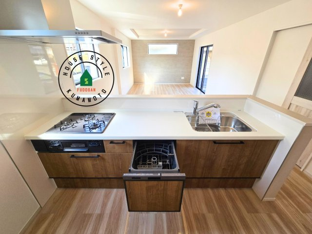 熊本市中央区帯山3丁目第2-1棟(1号棟)のキッチン|ご家族を近くに感じられる対面キッチンのLDK。会話もはずみそうですね。