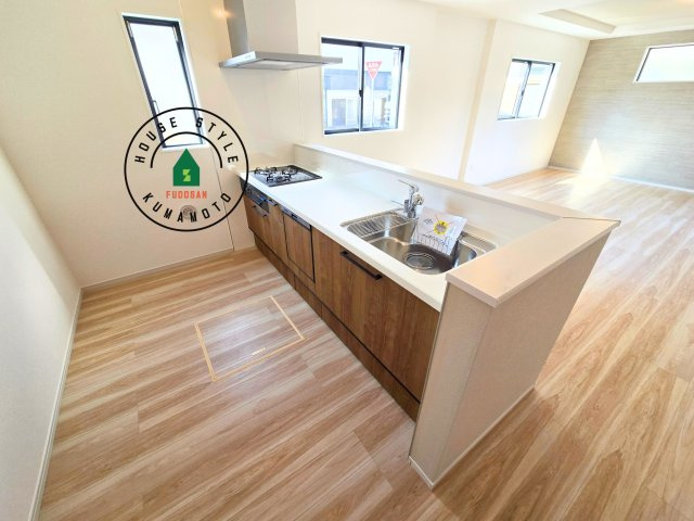 熊本市中央区帯山3丁目第2-1棟(1号棟)のキッチン|ダイニングテーブルへの配膳がラクラク、お料理はかどるカウンター付きシステムキッチン！