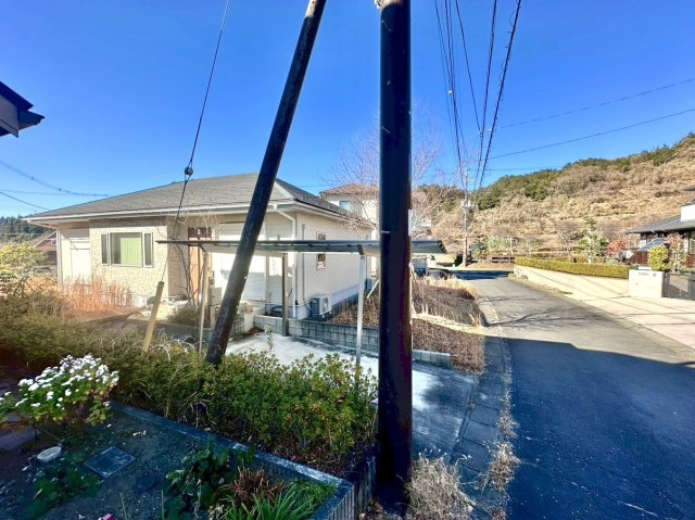 【中古戸建】安中市秋間みのりが丘の外観|■外観｜窓の配置や、爽やかな白ベースの外観が清潔感をもたらします。まっさらなキャンバスのような家にこだわりを彩って…始めよう、あなただけの豊かな暮らし( ＾＾ )