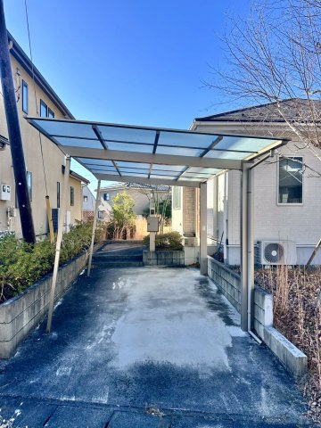 【中古戸建】安中市秋間みのりが丘の駐車場|■カーポート｜カーポート付きの駐車スペースになっています。ご自身の愛車もしっかり保護できますので安心です！