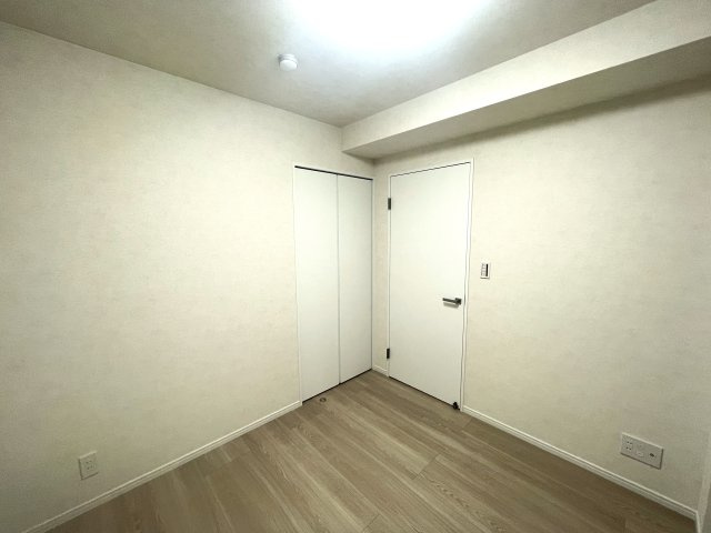 ブライトンヒルズ藤崎の洋室|収納もあるので家電やお洋服が多い方も収納場所には困りません☆