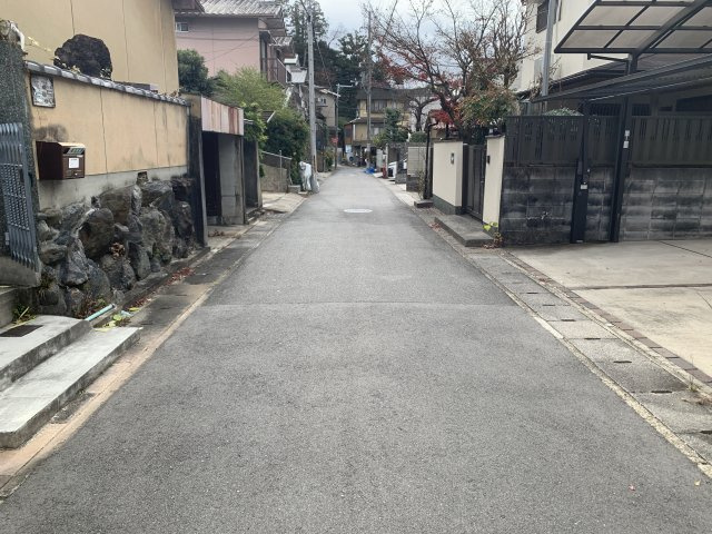京都市左京区一乗寺庵野町　中古一戸建の前面道路含む現地写真