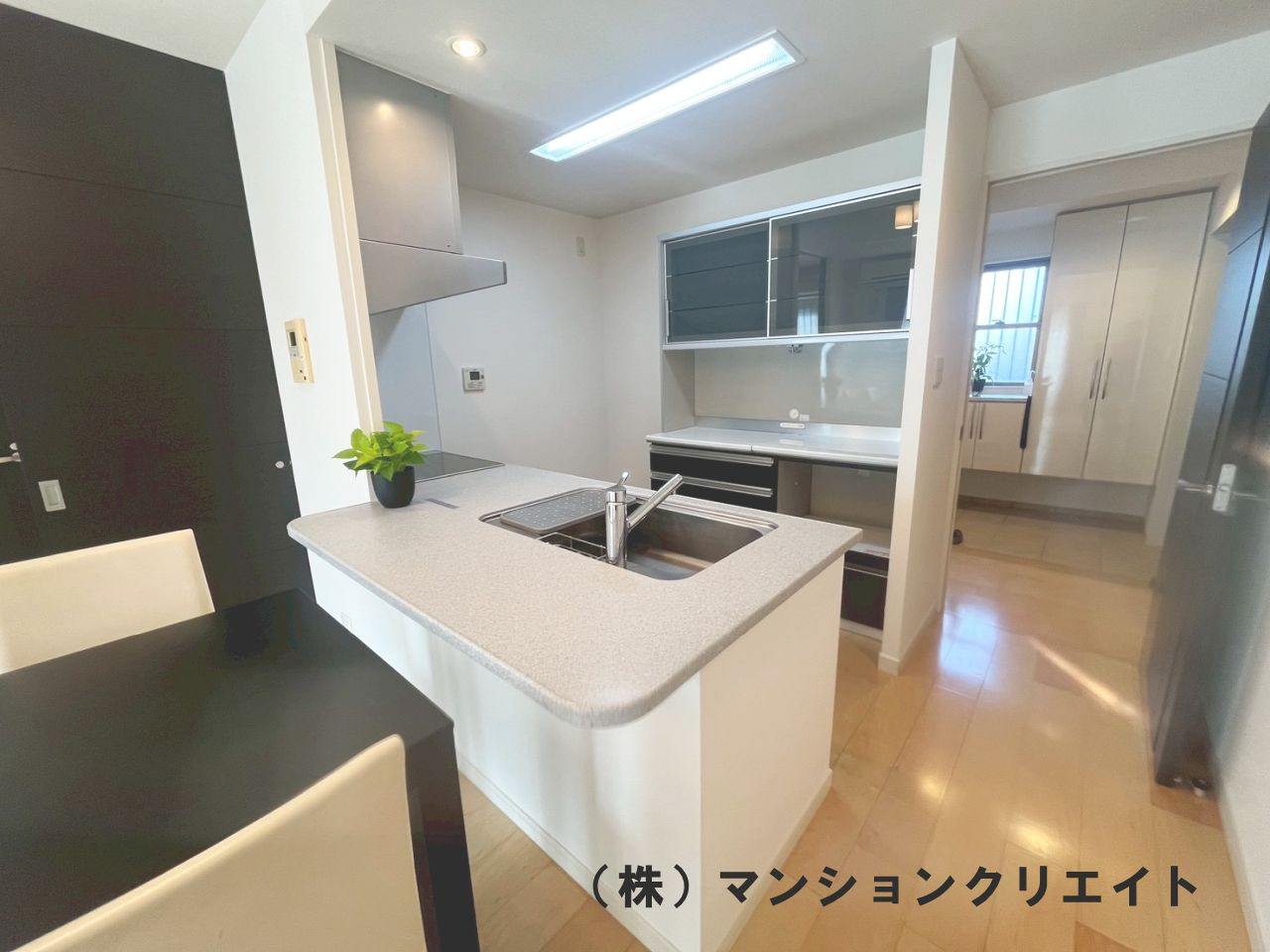 ドゥウエル文京の居間・リビング|LDK13.1帖。南面のリビングですが１階でも非常に南の陽の光が入ってくることがこの写真からも分かるかと思います！１階全てが暗いって思ってませんか？こちらのお部屋は非常に明るいんですよ！