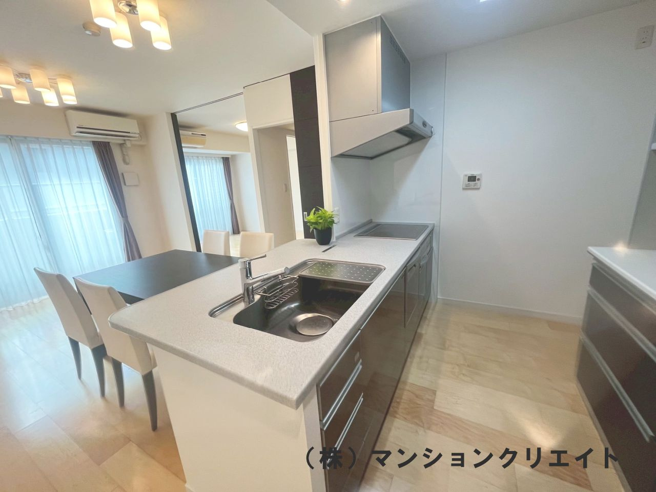 ドゥウエル文京のキッチン|リビング入り口にキッチンが位置しています