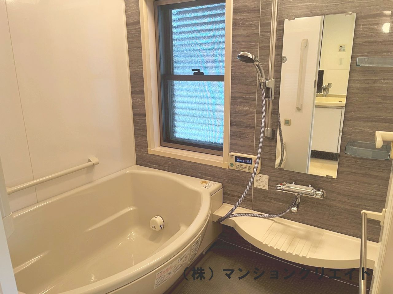 ドゥウエル文京の浴室|ワイド浴槽。とても綺麗です。また足裏に感じる冷やっとした感触を軽減する「サーモフロア」を採用しておりヒートショック対策を施しております。