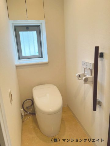 ドゥウエル文京のトイレ|トイレは２０２５年にTOTOのタンクレストイレ「ネオレスト」に交換済みです。手すりが付いているので、足腰の心配な方でも安心です。