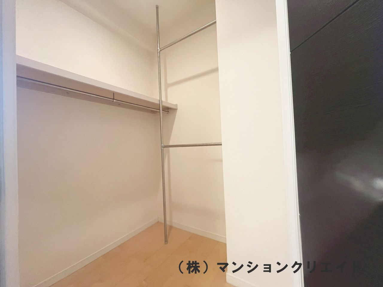 ドゥウエル文京の収納|洋室7.0帖横のウオークインクローゼット。収納力が高く荷物の多い方にはとても重宝されます。このウォークインクローゼットが付いているだけで価値が上がります