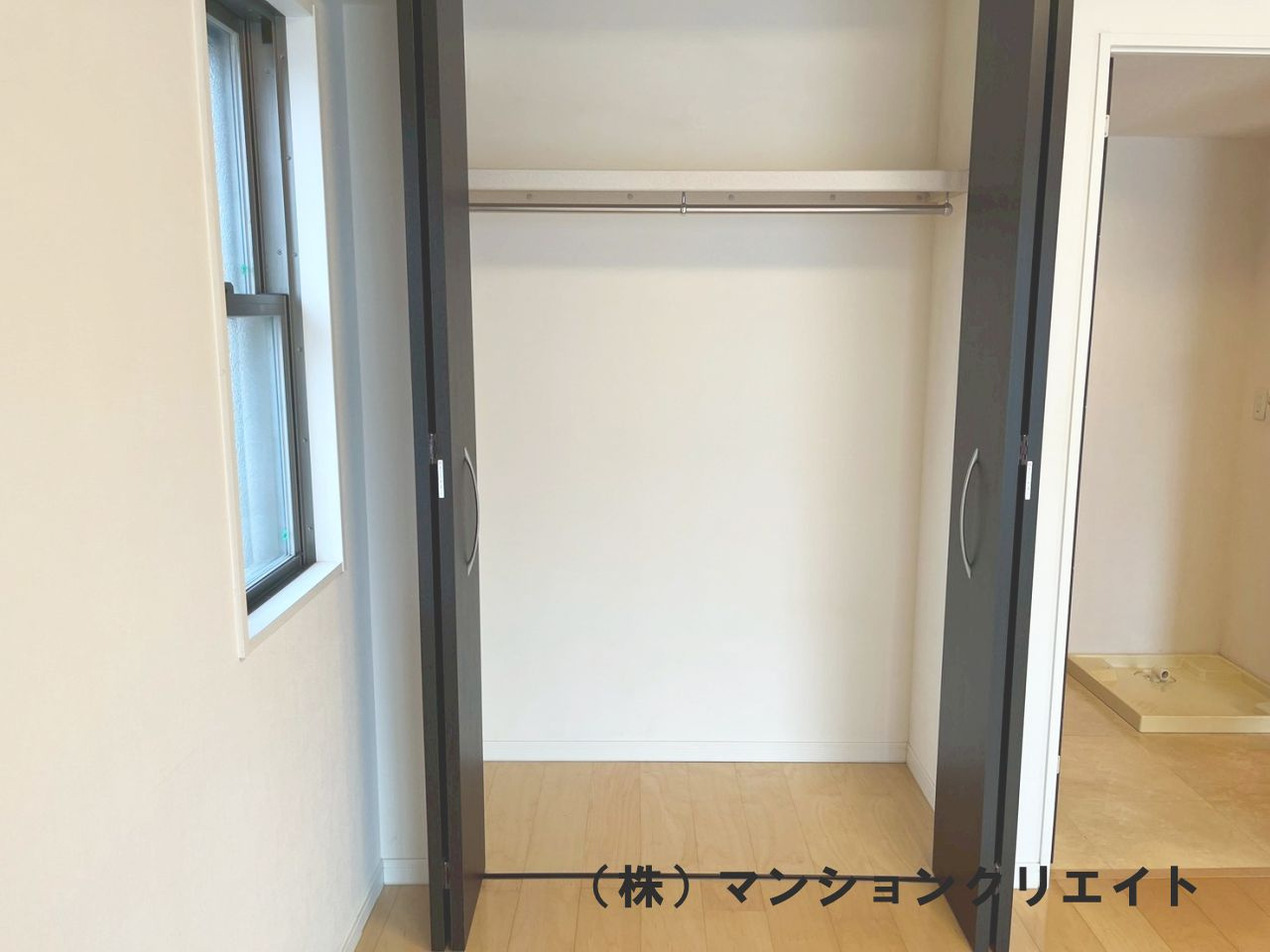 ドゥウエル文京の発電・温水設備|キッチン奥にある給湯パネルです。