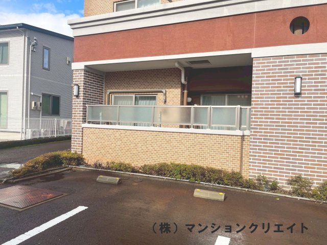 ドゥウエル文京の外観|１階のお部屋ですが、外からは高めの擦りガラスで囲ってある為、室内は見えにくく設計されておりプライベートも安心です。