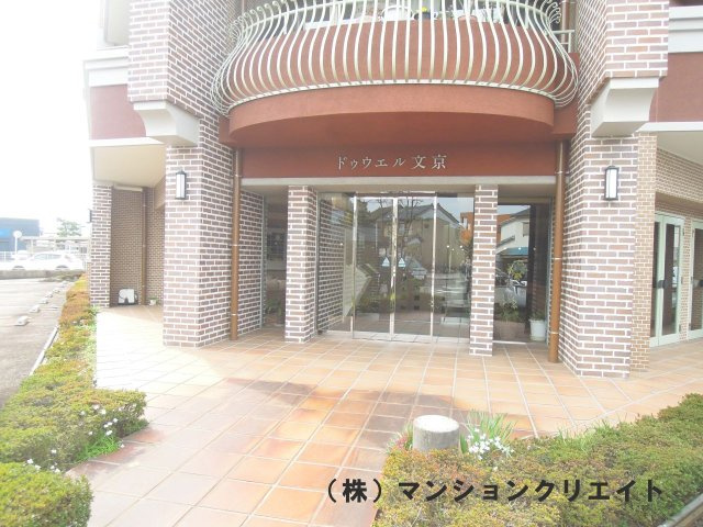 ドゥウエル文京のエントランス|マンションの顔ともいえる出入口。とてもオシャレな造りで男女問わず人気の高い秘密の１つとなっております。