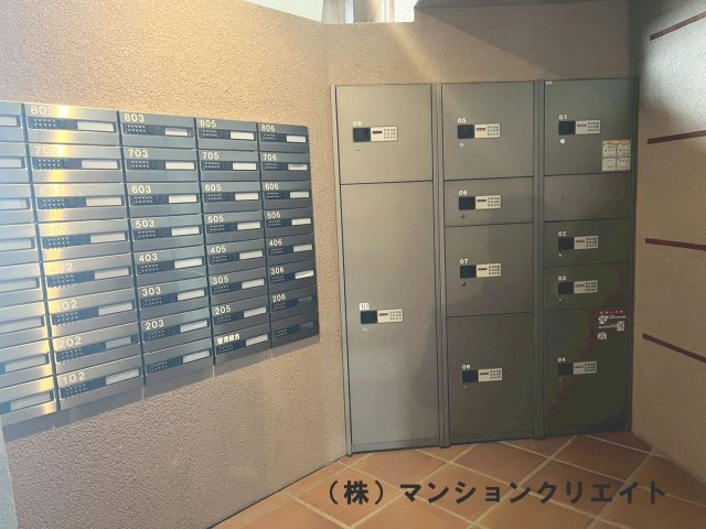 ドゥウエル文京のその他共用部分|郵便ポスト・宅配ボックス。特に宅配ボックスは荷物の再配達依頼がいらなくなる為、とても便利で喜ばれております。