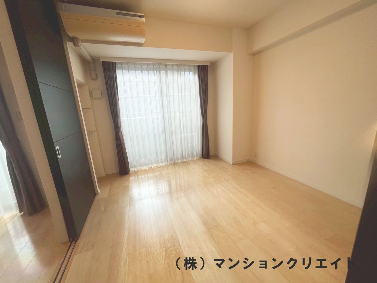 ドゥウエル文京の洋室|南向きの洋室6.7帖。じつはこのバルコニーに面した窓は「防犯ガラス」を使用していて、外からガラスを割って侵入が出来づらくなってます。これにより１階でも防犯上の高いセキュリティ性があるんです