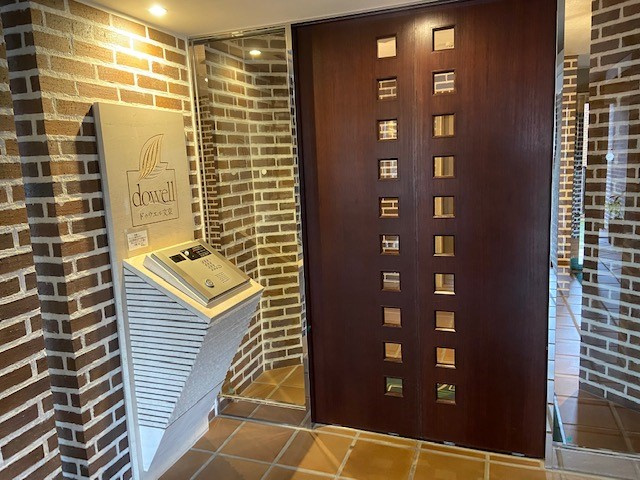 ドゥウエル文京の玄関|外玄関です。１階は２部屋しかなくプライベートも充実した造りとなってます。まるで、雪かきの必要無い、「平屋の家」に住むような感覚でお住まいになれます。