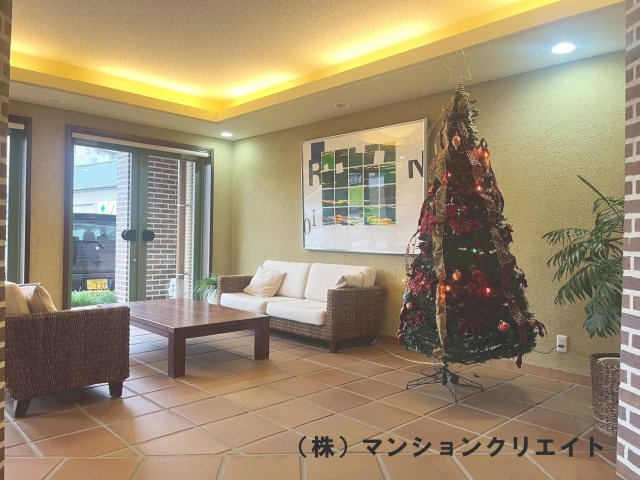ドゥウエル文京のロビー|明るい光に迎えられる綺麗なラウンジ。四季折々の催しに合わせて装飾が施されているのもマンションの管理状態が良好な証拠です！今はクリスマス時期に向けてクリスマスツリー装飾で住人や来客をもてなしてくれます。