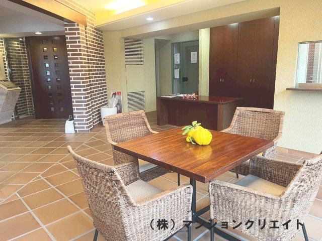 ドゥウエル文京のロビー|とても広々としたラウンジはマンションの価値を高めてくれます。落ち着いた雰囲気があり、ゆったりと寛げるスペースです。