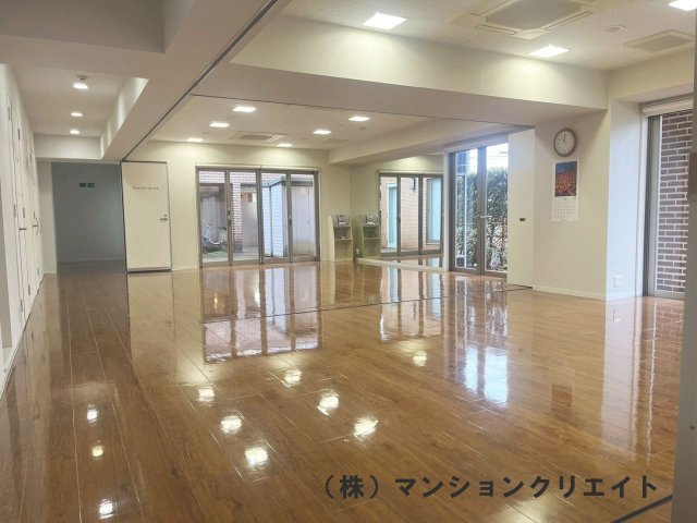 ドゥウエル文京のその他共用部分|マンションの１階にある多目的ホール。住人は利用可で、フィットネス、ヨガなどのカルチャー講座やイベント、住人の交流の場として活用されています。