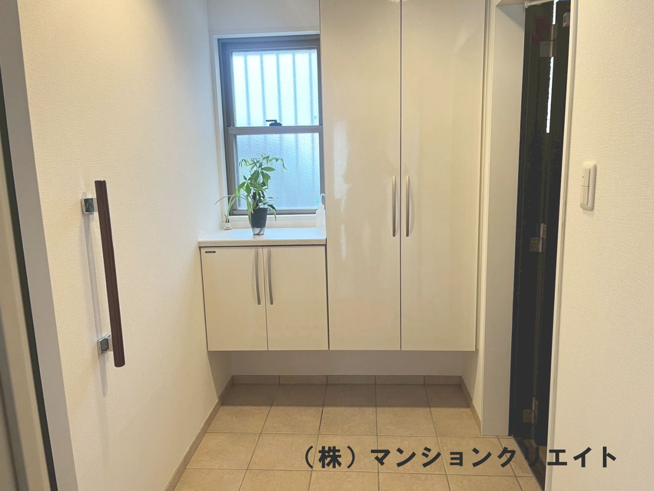 ドゥウエル文京の玄関|スッキリとした内玄関です。靴脱ぎに手すりがあるのも助かりますね。