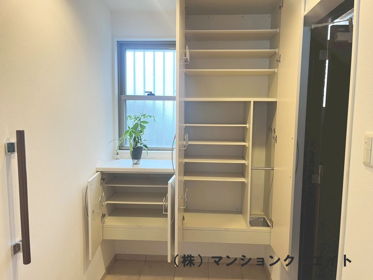 ドゥウエル文京の収納|玄関横の物入です。掃除機などの収納にどうぞ