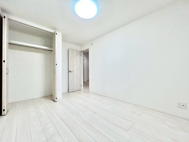 杉並区下井草3丁目　中古戸建の洋室|自分だけのプライベート空間。明るく温もりを感じることができる居室です。

現地ご見学希望・資料請求などお気軽にお問い合わせ下さい！
03-5990-5201