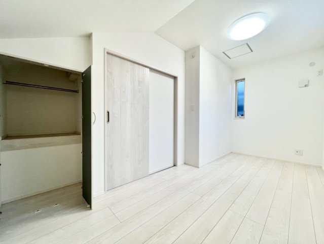 杉並区下井草3丁目　中古戸建の洋室|全居室収納付きですので、お部屋を有効的に使うことが出来ます！

現地ご見学希望・資料請求などお気軽にお問い合わせ下さい！
03-5990-5201
