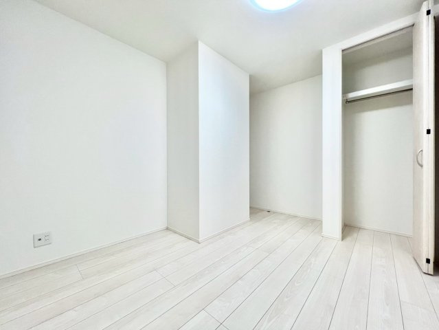 杉並区下井草3丁目　中古戸建の洋室|白を基調としたお部屋は光を反射するため、お部屋が明るく美しく見えますね！

現地ご見学希望・資料請求などお気軽にお問い合わせ下さい！
03-5990-5201