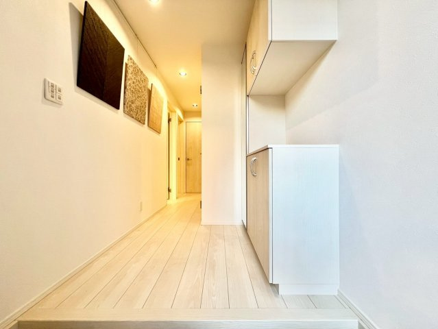 杉並区下井草3丁目　中古戸建の玄関|住む人や訪れる人を心地よく迎え入れてくれる玄関。

現地ご見学希望・資料請求などお気軽にお問い合わせ下さい！
03-5990-5201