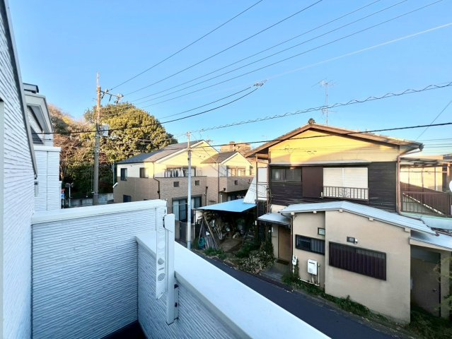 杉並区下井草3丁目　中古戸建のバルコニー|朝の澄んだ空気や、夕方の清々しい風を五感で感じられるバルコニー！

現地ご見学希望・資料請求などお気軽にお問い合わせ下さい！
03-5990-5201