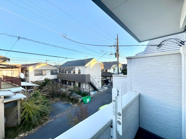 杉並区下井草3丁目　中古戸建のバルコニー|大きな空に包まれて、太陽の光をたっぷりと浴びながら過ごす毎日は、自然と家族の笑顔で溢れます。

現地ご見学希望・資料請求などお気軽にお問い合わせ下さい！
03-5990-5201