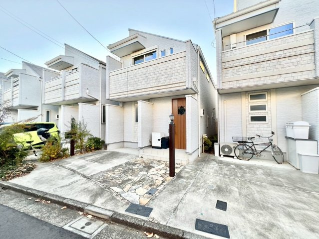 杉並区下井草3丁目　中古戸建の前面道路含む現地写真|子育てしやすい住環境！教育施設や商業施設も徒歩圏内に充実。

現地ご見学希望・資料請求などお気軽にお問い合わせ下さい！
03-5990-5201