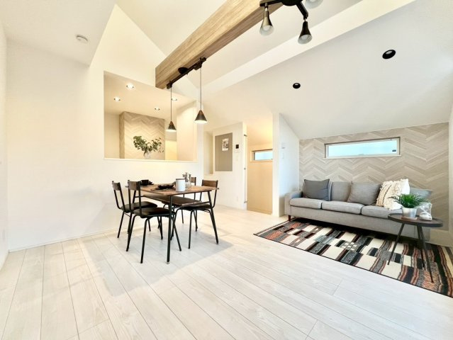 杉並区下井草3丁目　中古戸建の居間・リビング|2階リビングは外からの視線が気にならない、寛ぎのプライベート空間！

現地ご見学希望・資料請求などお気軽にお問い合わせ下さい！
03-5990-5201