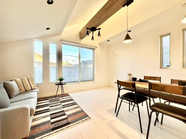 杉並区下井草3丁目　中古戸建の居間・リビング|勾配天井を採用しているため、より一層の開放感を感じることができます。

現地ご見学希望・資料請求などお気軽にお問い合わせ下さい！
03-5990-5201