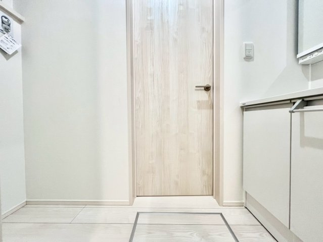 杉並区下井草3丁目　中古戸建の独立洗面台|清潔感のあるプライベート空間は、身だしなみチェックやお肌のお手入れに最適です。

現地ご見学希望・資料請求などお気軽にお問い合わせ下さい！
03-5990-5201