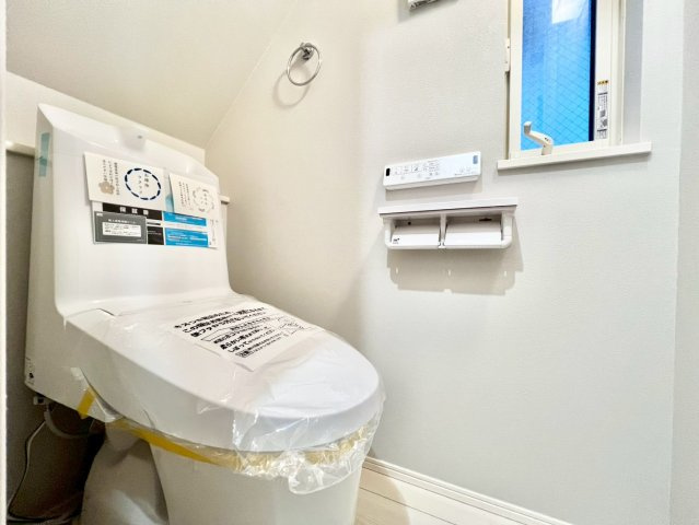 杉並区下井草3丁目　中古戸建のトイレ|ウォシュレット付きのトイレはいつも快適！

現地ご見学希望・資料請求などお気軽にお問い合わせ下さい！
03-5990-5201
