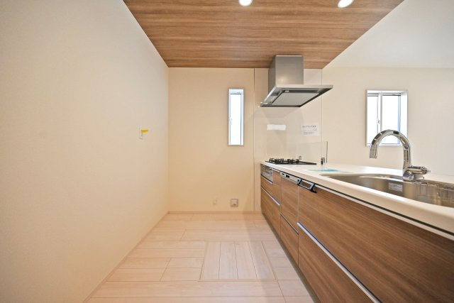 ブルーミングガーデン泉町新築一戸建て│3LDK+駐車2台可(車種制限有)のキッチン|キッチン後ろのスペースも広く、ご入居後に設置するカップボードの幅も広がります。特にLDKが広い住宅の場合はカップボードなどのメインインテリアを大きくするとバランスが良くなります。