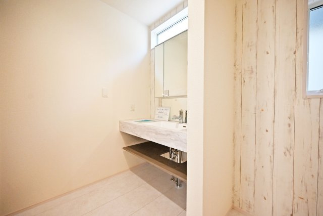 ブルーミングガーデン泉町新築一戸建て│3LDK+駐車2台可(車種制限有)の独立洗面台|キャビネット内には散らかりがちな化粧品や小物類をしまっておけるので、生活感が出にくくスタイリッシュな空間を保てます。