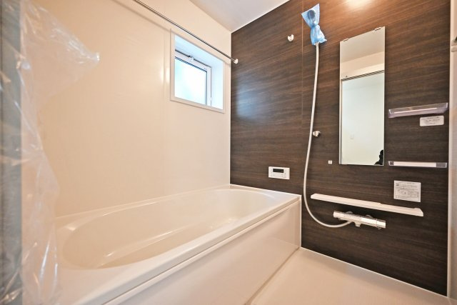 ブルーミングガーデン泉町新築一戸建て│3LDK+駐車2台可(車種制限有)の浴室|1階浴室の内観写真です。1616サイズの浴室暖房乾燥機付きユニットバスです。