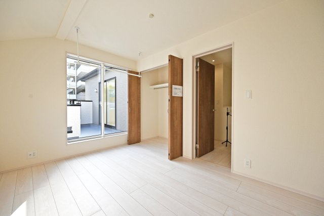 ブルーミングガーデン泉町新築一戸建て│3LDK+駐車2台可(車種制限有)の洋室|2階主寝室想定のお部屋は将来的に二部屋に分けることが可能です。 上部には室内物干し竿が設置されています。 天候に左右されずに洗濯物を干すことが可能です。