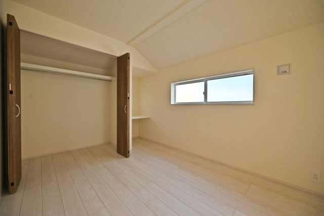 ブルーミングガーデン泉町新築一戸建て│3LDK+駐車2台可(車種制限有)の洋室|-主寝室(2F)- 収納庫内には枕棚とハンガーレールを配置しています。