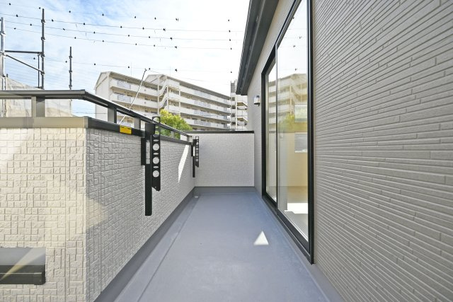 ブルーミングガーデン泉町新築一戸建て│3LDK+駐車2台可(車種制限有)のバルコニー|2階主寝室側に面したインナーバルコニーです。標準で物干し金具が設置されています。